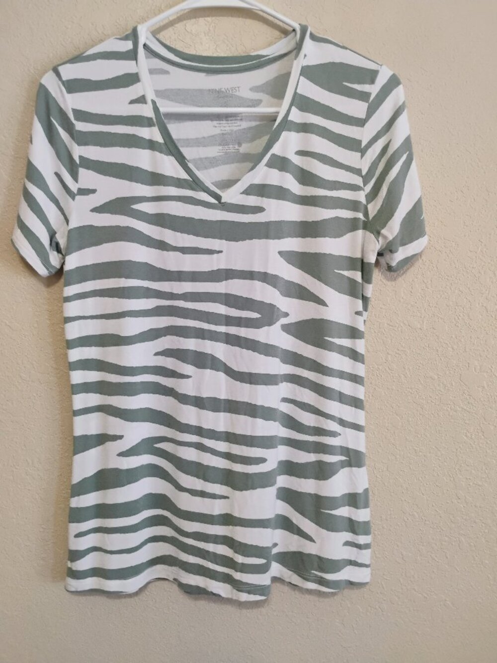 Nine West Zebra Print Tee Small Green White V Neck Animal Top